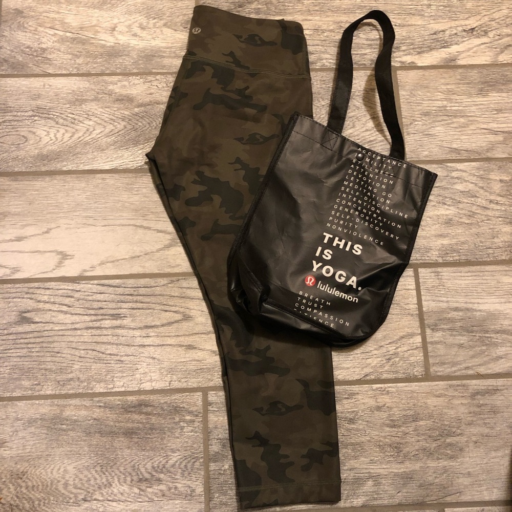 Like new Wunder Under camo crop leggings